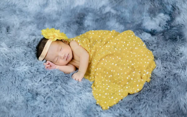 De cerca lindo recién nacido con diadema de flor en carpe de lana gris —  Fotos de Stock