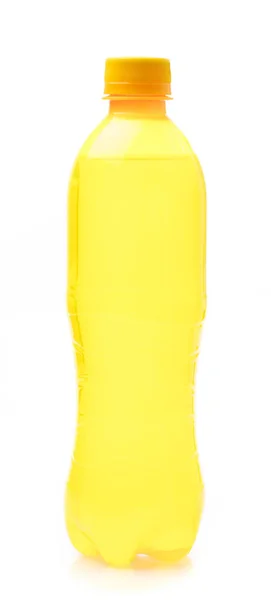 Erfrischendes Ananasgetränk in Plastikflasche isoliert auf weißem B — Stockfoto