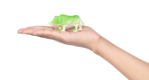 Mão segurando brinquedo animais de plástico isolados no fundo branco — Fotografia de Stock