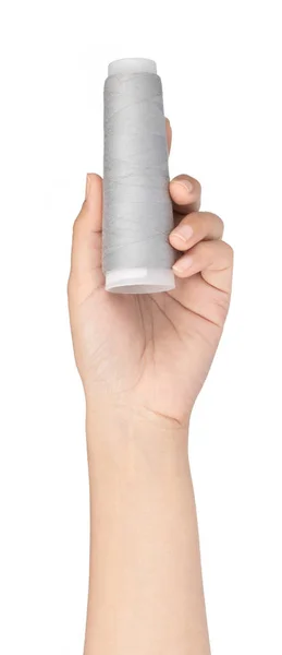 Hand hält graue Garnspule isoliert auf weißem Hintergrund — Stockfoto