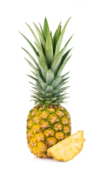 Tranche d'ananas isolée sur fond blanc. — Photo