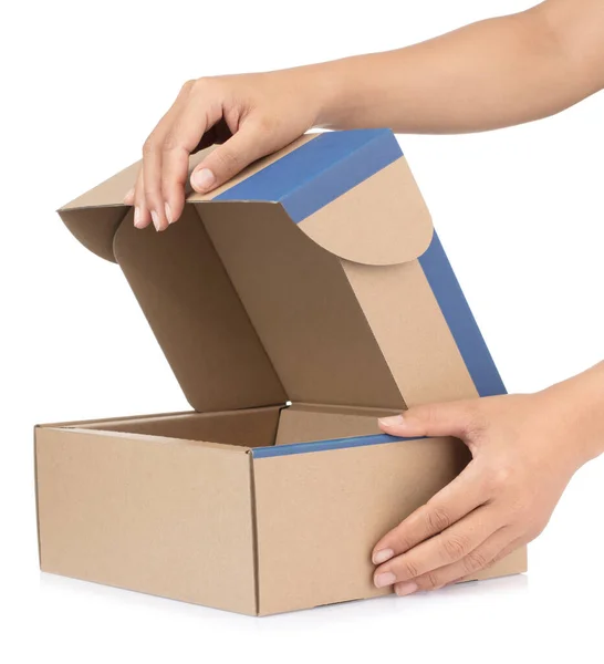 Beyaz arkaplanda izole edilmiş bir karton kutu açılıyor — Stok fotoğraf