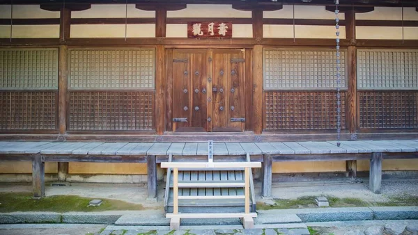 OSAKA, JAPÃO - 12 de maio de 2018: Porta de madeira de arquitetura japonesa em — Fotografia de Stock