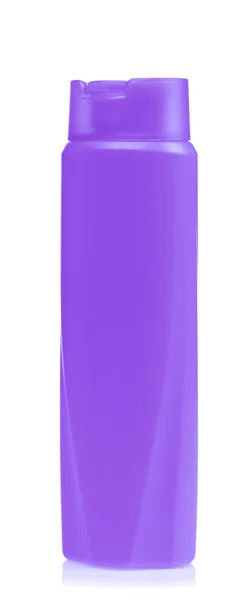 흰 배경에 분리되어 있는 보라색 플라스틱 샴푸 병 — 스톡 사진