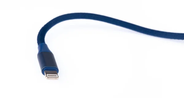 Синий USB-молния мобильный кабель зарядки изолирован на белом фоне — стоковое фото