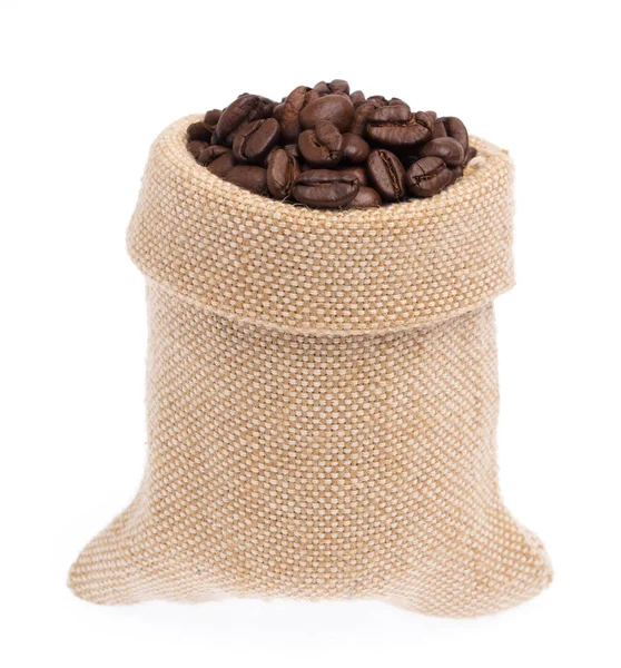 Saco de granos de café tostados aislados sobre fondo blanco — Foto de Stock