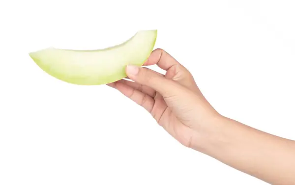 Hand hält Melonenscheibe isoliert auf weißem Hintergrund. — Stockfoto