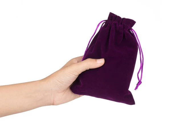 白を基調とした紫色のベルベットのバッグを手に持ち — ストック写真