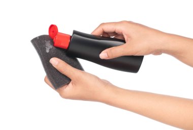 El ele tutuşan siyah süngerli balmumu ürün koruması.