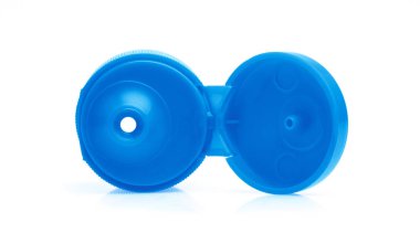 Beyaz arka plan üzerinde izole mavi plastik şişe kapağı