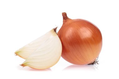 Beyaz arkaplanda izole edilmiş soğan dilimi