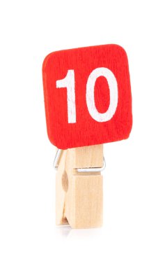 Beyaz arkaplanda 10 numara izole edilmiş tahta mandal.