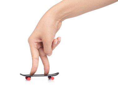 Beyaz arka planda parmakları izole bir kaykay oyuncağı.
