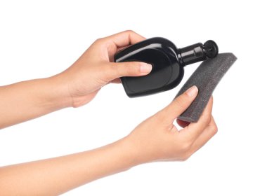 El ele tutuşan siyah süngerli balmumu ürün koruması.