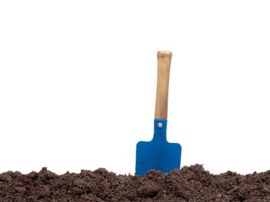 Topraktaki bahçe araçları beyaz arkaplanda izole