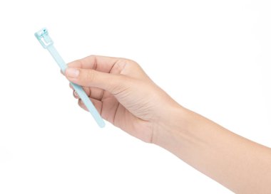 Beyaz arka planda izole edilmiş plastik kablo bağları.