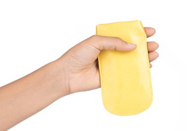 El ele tutuşan cep telefonu kutusu beyaz arkaplanda izole