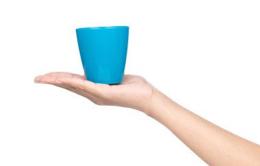 Beyaz arka planda izole edilmiş mavi bir plastik bardak tutan el.