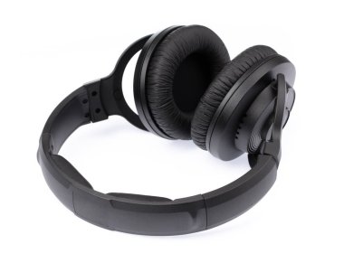 Beyaz arkaplanda izole kulaklıklar