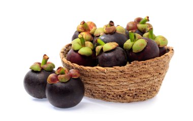 Beyaz arka planda izole edilmiş sepetteki mangosteen meyveleri