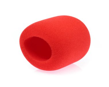 Müzik mikrofonu için sünger kapağı beyaz arkaplanda izole edildi