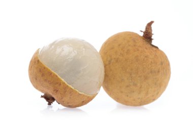 Beyaz arkaplanda izole edilmiş taze Longan