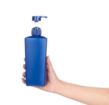 Mavi şampuan dolu bir el beyaz sırt deliğinde izole edilmiş.