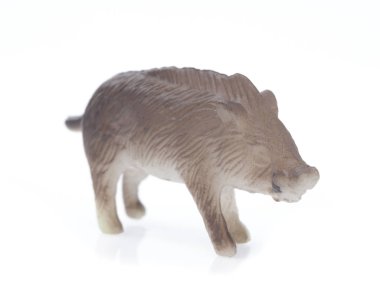 Beyaz arka planda izole edilmiş plastik oyuncak domuz maymunları..