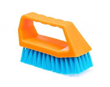 Beyaz arkaplanda izole edilmiş plastik bir elbise fırçası