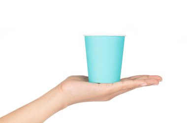 Beyaz arkaplanda el ele tutuşan kağıt bardak