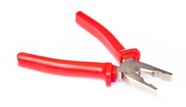 Beyaz arka planda kırmızı demir pense izole edilmiş.