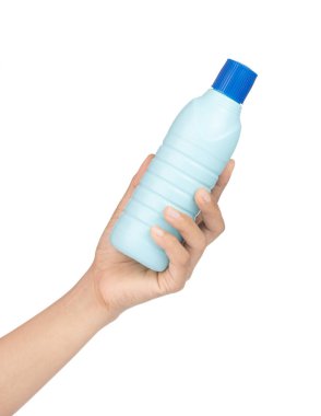 Deterjan ya da yer temizleyicisi için plastik şişeyi tutan el.