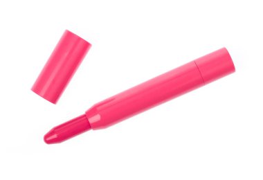 Beyaz arkaplanda izole edilmiş güzel kırmızı ruj