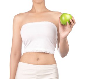 Beyaz arka planda yeşil elma tutan genç kadın.. 