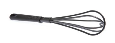 Balon çırpma elle yumurta çırpma makinesi beyaz bir sırt deliğinde izole edilmiş.