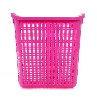 Boş plastik çamaşır sepetini beyaz arkaplanda ayır 