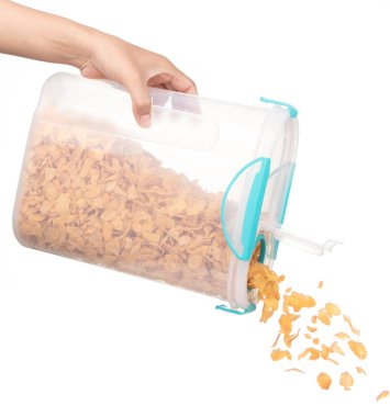 Beyaz sırt çantasına izole edilmiş konteynır kutusundan mısır gevrekleri dökülüyor.