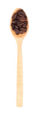 Ahşap kaşıkta kavrulmuş kahve çekirdekleri beyaz arka planda izole edilmiş. 