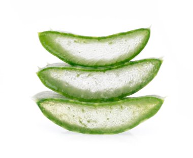 Beyaz arka plan üzerinde izole dilimlenmiş aloe vera
