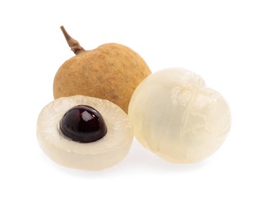 Beyaz arkaplanda izole edilmiş taze Longan
