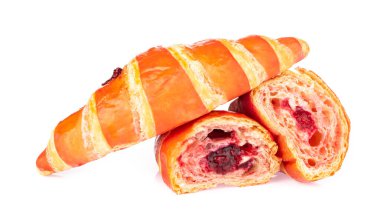 Çilek reçelli dilimlenmiş kruvasan, beyaz bir grupta izole edilmiş.