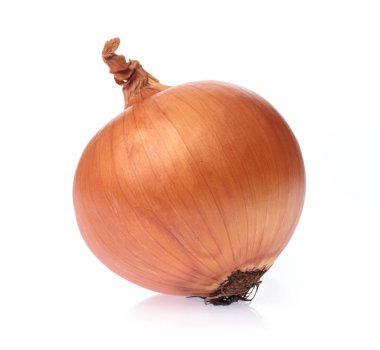 Beyaz arkaplanda soğan izole edildi