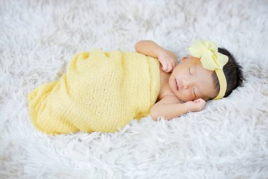 Şirin bir Newborn saç bandını yün halılarda takıyor, fash