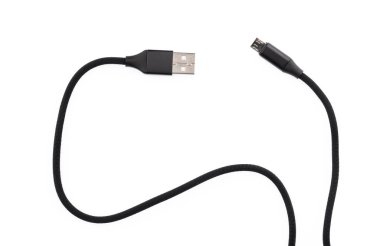 Akıllı telefon için siyah USB kablosu beyaz arkaplanda izole edildi.