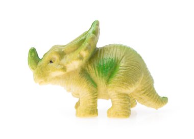 Plastikten yapılmış triceratops. Dinazor oyuncağı beyazda izole edilmiş 