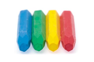 Beyaz arkaplanda izole edilmiş renkli tebeşir.