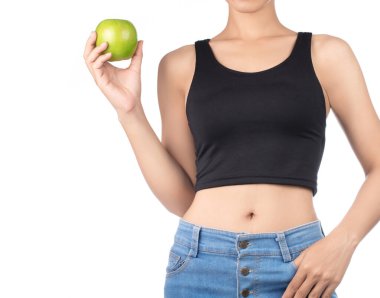 Beyaz arka planda izole edilmiş yeşil bir elma yiyen kadın.. 