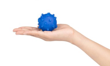 Beyaz arka planda izole edilmiş evcil hayvan için el ele tutuşan top oyuncağı