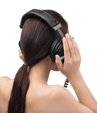 Genç Kadın Kulaklıkla Müzik Dinliyor Beyaz Sırtüstü İzole Edildi