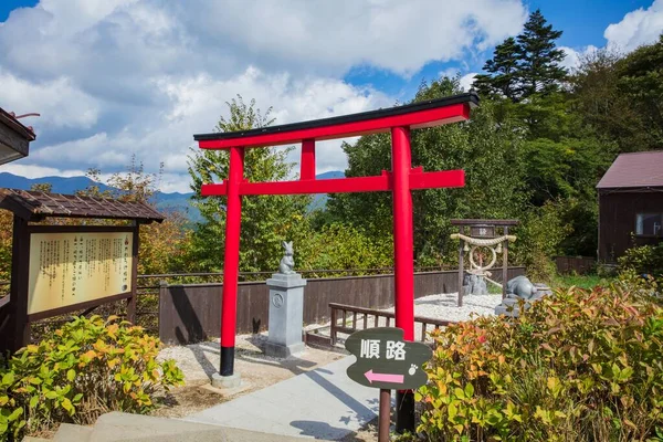 Kawaguchiko, Japan - 19 жовтня 2016: red torii gate in usagi s — стокове фото
